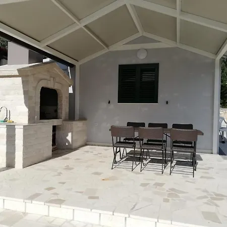 In With Terrace, Air Conditioning, Wifi Pirovac