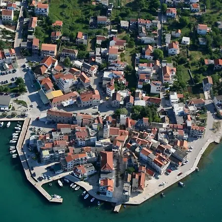 In With Terrace, Air Conditioning, Wifi Pirovac