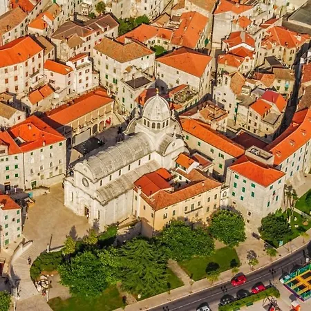 アパート In With Terrace, Air Conditioning, Wifi