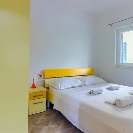 In With Terrace, Air Conditioning, Wifi Pirovac