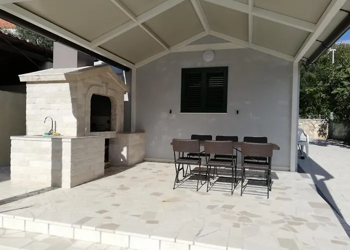 In With Terrace, Air Conditioning, Wifi Pirovac