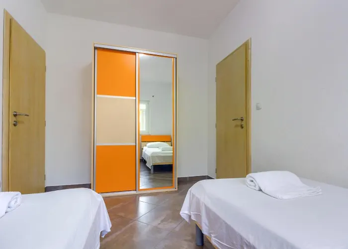 In With Terrace, Air Conditioning, Wifi Appartamento Pirovac